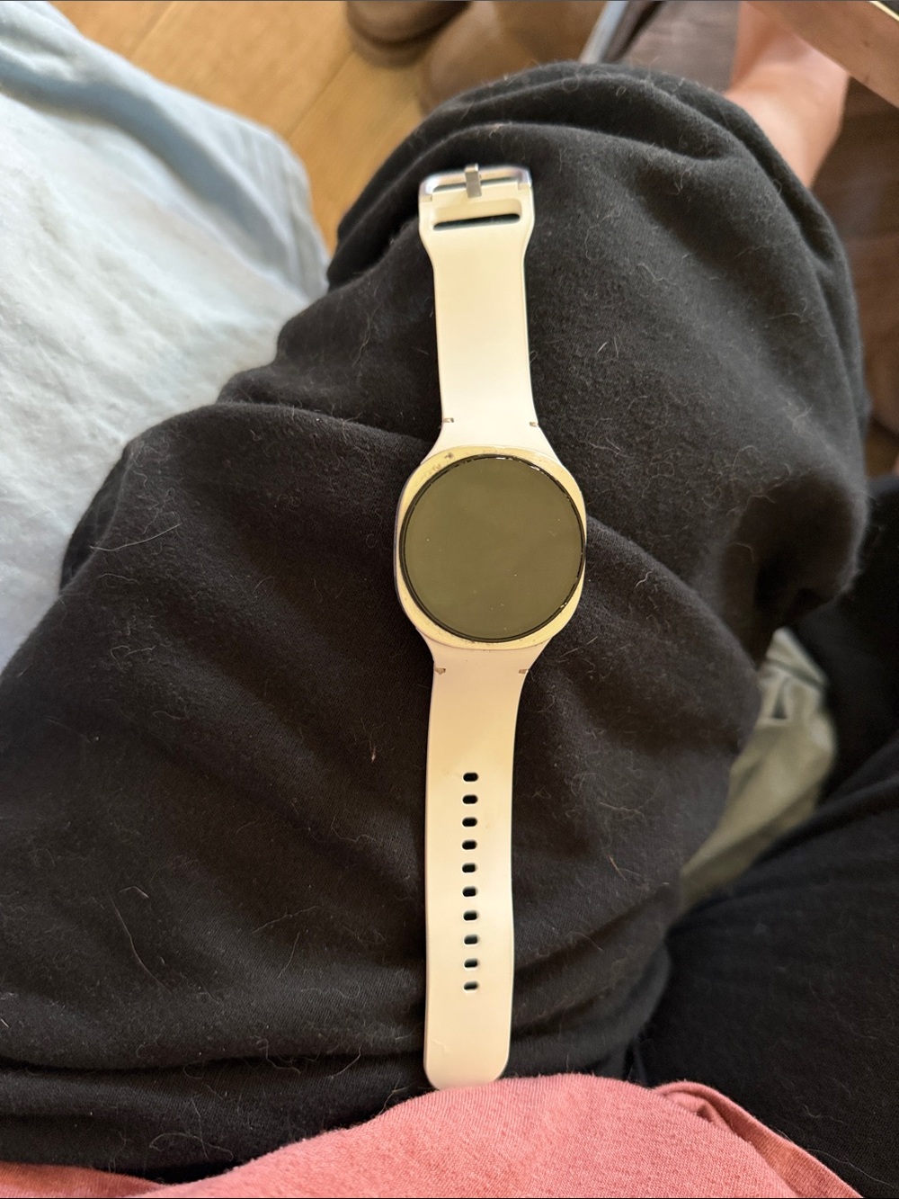 Sleek White Silicone Smartwatch with Round Display